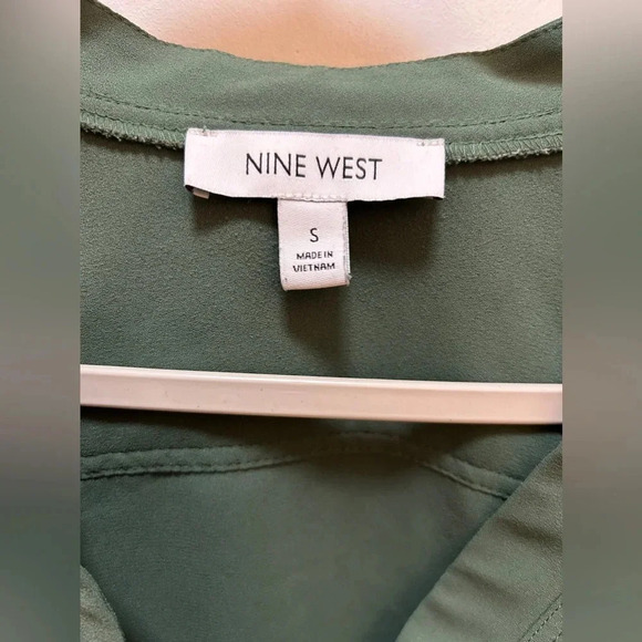 Nine West Green Long Sleeve Button Up Blouse. Size Small - Picture 2 of 5